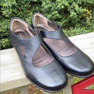 Easy Spirit black leather shoes, size 10